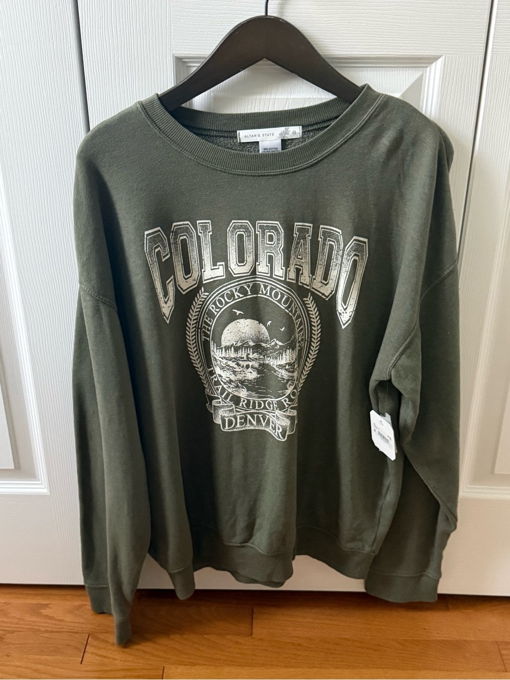 Altar’d State Colorado Rock Mountains Crewneck in Green - Picture 2 of 5